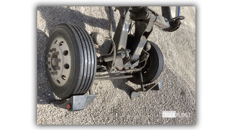 Illustration for article titled Why Some Trucks Have Those Extra Wheels That Don't Always Touch The Ground